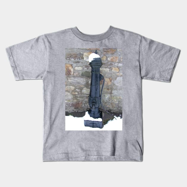 The old hand pump at Blackness Kids T-Shirt by tomg